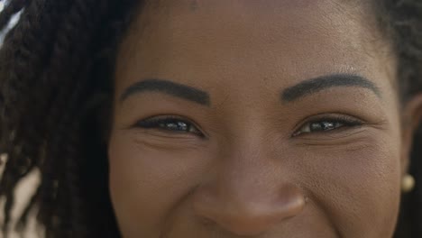 Nahaufnahme-Einer-Lächelnden-Afroamerikanischen-Frau,-Die-In-Die-Kamera-Blickt.